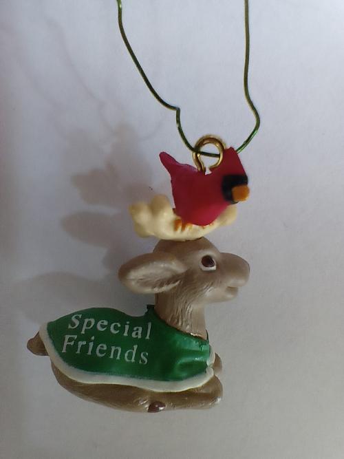 Миниатюра олень и красный кардинал