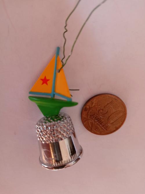 Елочная игрушка на маленькую елочку наперсток-караблик