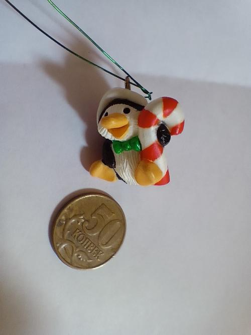 Елочная игрушка на маленькую елочку Пингвин с леденцом