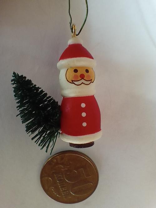 Миниатюра кукольная Санта с елкой