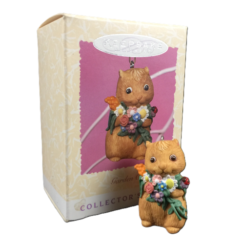 Фигурка бельчонок с букетом цветов, 97 г.