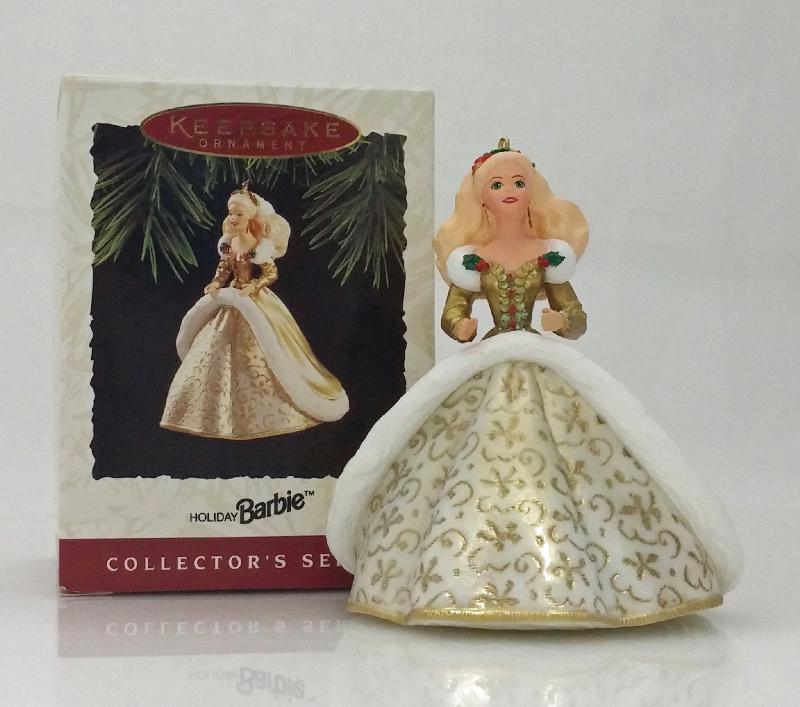 Holiday collection. Барби с статуэткой. Большая статуэтка Barbie. Барби Холидей 1994 брюнетка. Арби Holidays 1994 Gala Barbie.