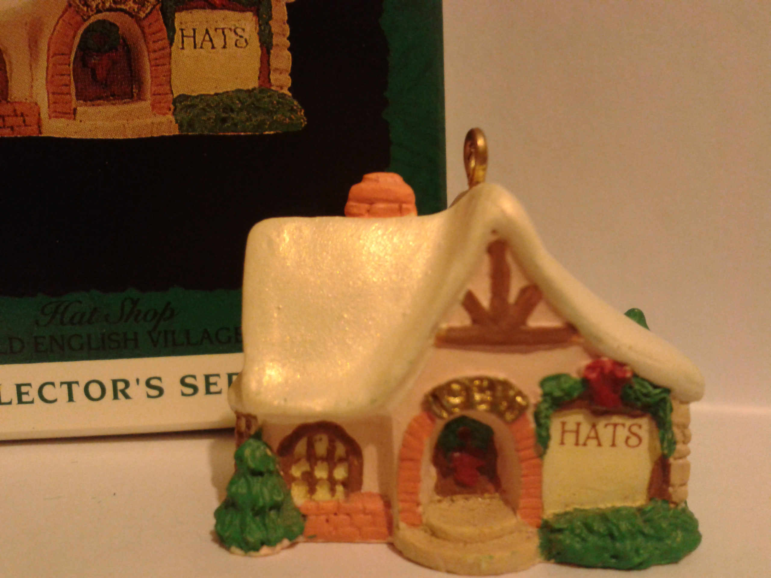Миниатюрная фигурка/елочная игрушка Шляпный магазин 94г.