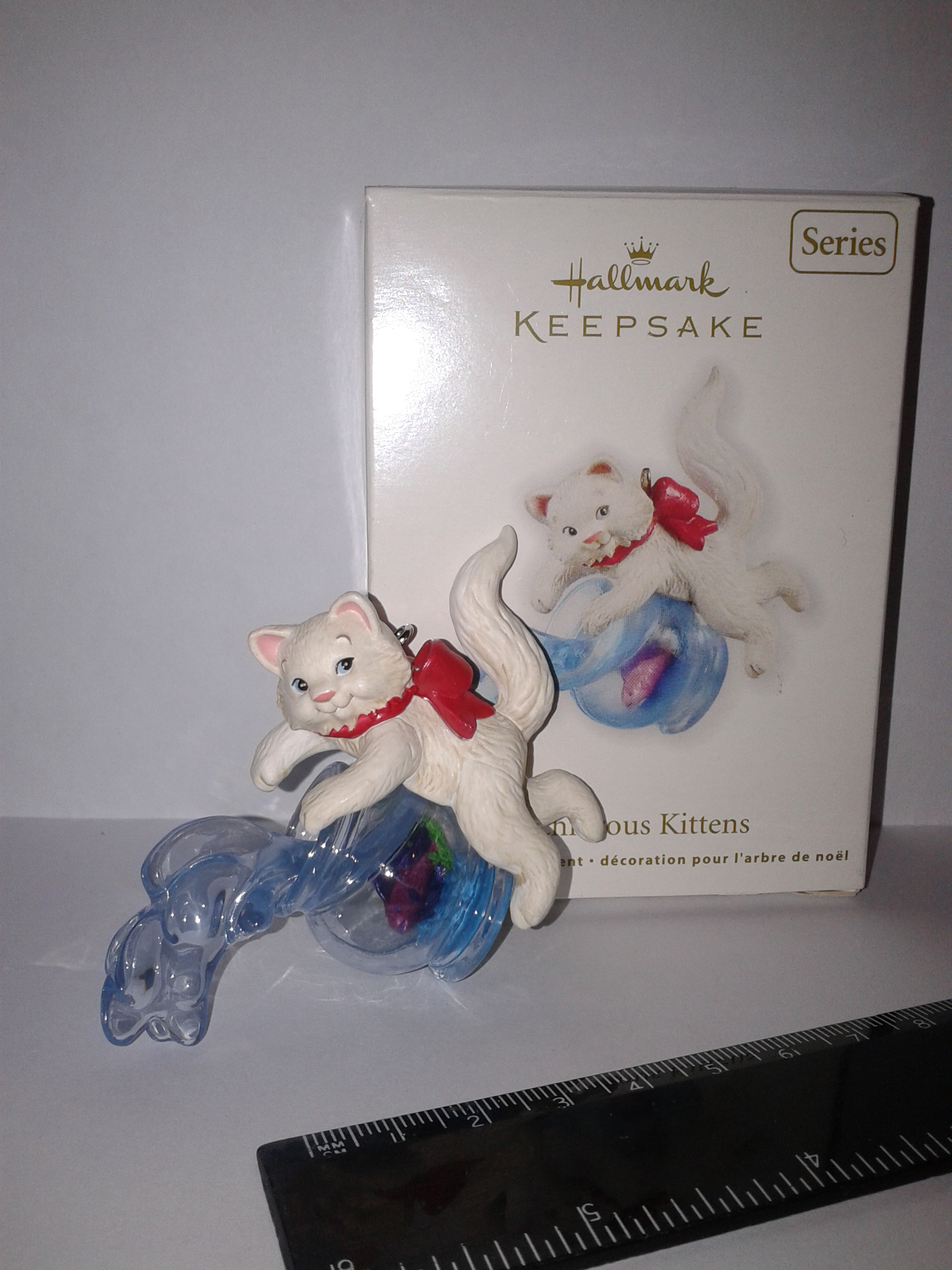 Фигурка кошки с аквариумом